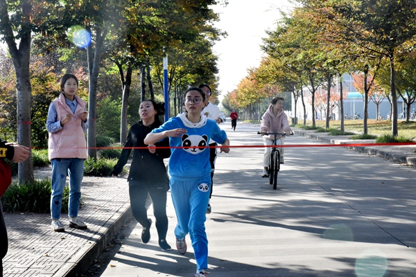 331aaa7a652a411fa65516db800eaf1e.jpg 女生第一名冲刺.JPG