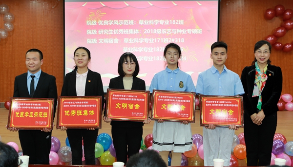 0c5ebfa5a80f43978e8b724ec4b36f56.jpg 党总支书记苏蓉为院级先进集体颁奖.JPG