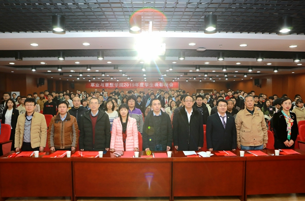 34b7940412b4402abad6f4d832890944.jpg 全体师生奏唱国歌.JPG