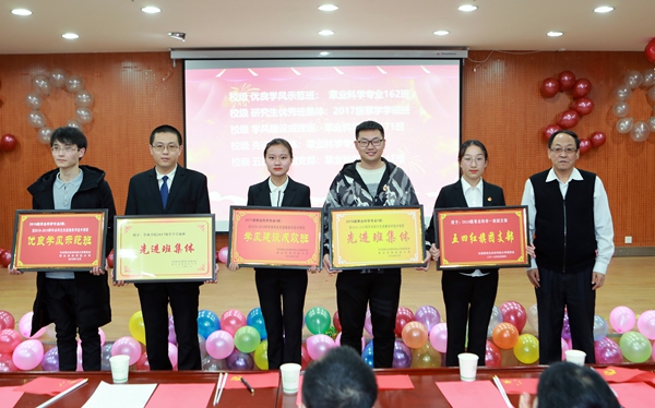 49f6a420d0a24cf7b8529141b48fe715.jpg 院长呼天明为校级先进集体颁奖.JPG