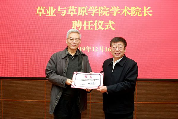 f7436d4e2db84b99aa0213149350748a.jpg 吴普特校长为南志标院士颁发学术院长聘书.jpg