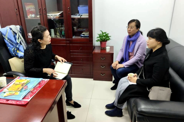 88e9c4c108eb4bc3abe6f1fb026b6462.jpg 苏蓉书记与家长交流.jpg