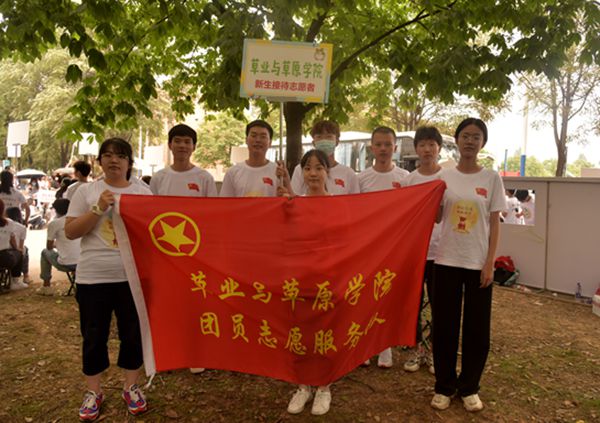 4e49b5491bf043c4ac567e698372ec57.jpg 团员志愿服务队合影.jpg