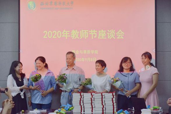 a58208059ee74e4fae3d6e100c39292b.jpg 学院用鲜花为教师们送去节日的祝福.jpg