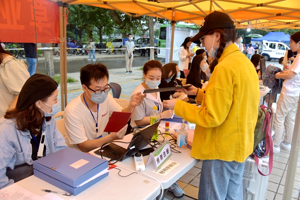 d4f9db9eaf1e4ec9bf530355aff3c198.jpg 迎新现场.JPG