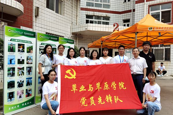 de6c68e7a0444435961340d2cc7cc2d2.jpg 党员先锋队合影.jpg