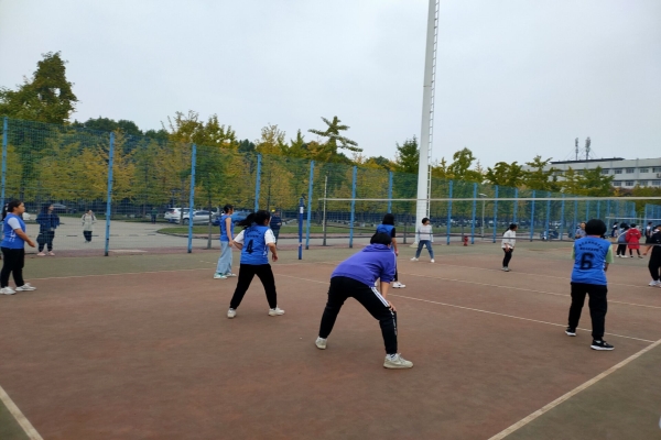 1a897bd9ab9f4cdc8d7639fdb847d9bb.jpg 女排队员比赛.jpg