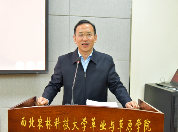 8223d05671e84100a483770b0d1eabd4.jpg 校党委副书记闫祖书作报告.JPG