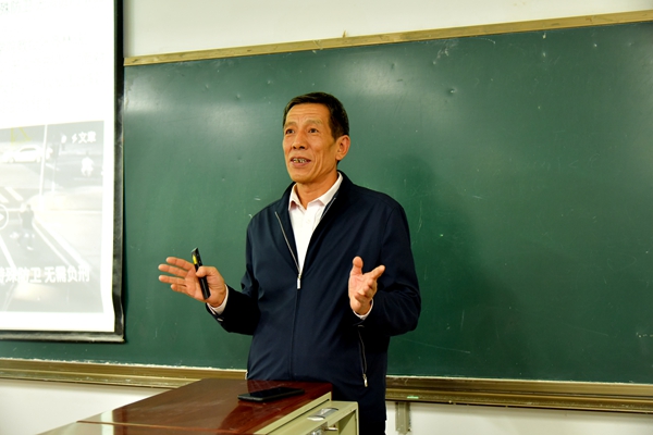 d5ae1898c29242f1981cfa01a68f0aa0.jpg 校保卫处王云峰副处长做培训报告.JPG