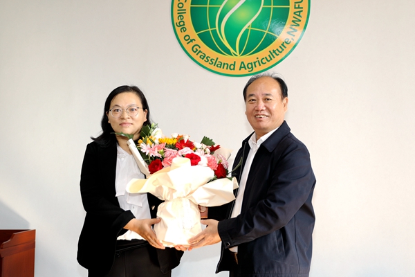 71233c6e26a94cebbd3d585ae5f673b7.jpg 3陈玉林看望慰问英国上市365官网何学青副教授_副本.jpg