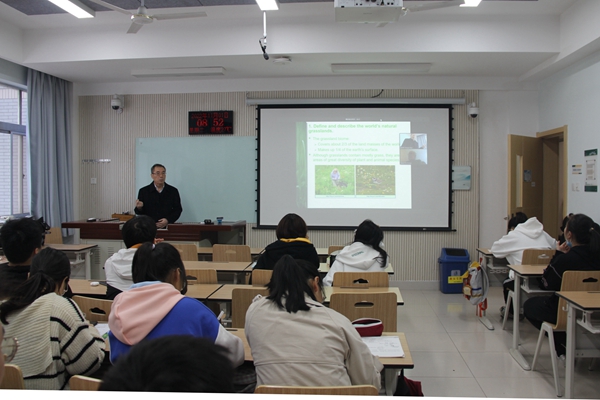 090bcb07a37d42f3a7c8841ae80a295a.jpg 本科生线下听报告_副本.jpg