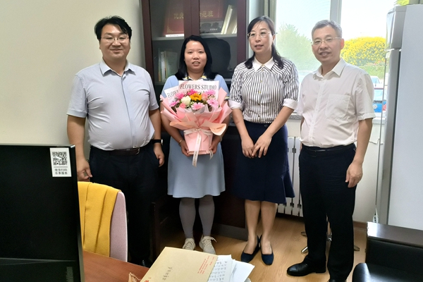 0dd6c2881fee41c2a4bfd50c5472825f.jpg 学院领导看望刘铁芫副教授.jpg